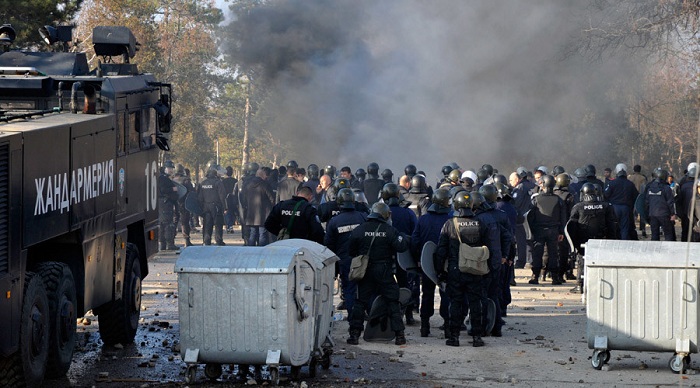 2,000 migrants clash with police, set Bulgaria`s largest refugee center on fire 